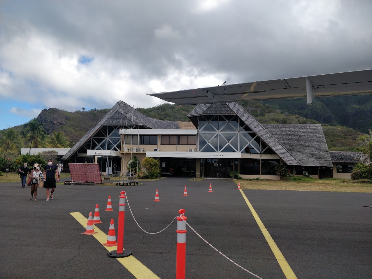 Aéroport de Moorea Aéroport national   Tema'e Windward Islands